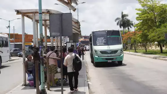 Servicio de transporte mantenido con menos unidades por el Huracán "Beryl". Servicio de transporte mantenido con menos unidades por el Huracán "Beryl".