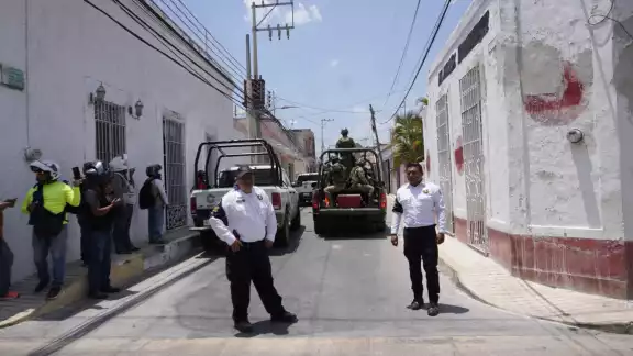 Agentes estatales y ministeriales los cuales recuperaron los “explosivos”