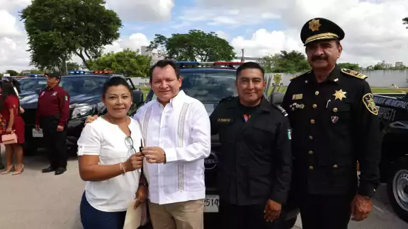 El Gobernador benefi ció con 38 patrullas y 10 motos a 37 municipios. El Gobernador benefi ció con 38 patrullas y 10 motos a 37 municipios.
