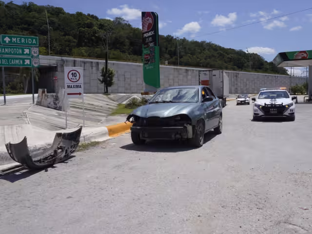 La pareja transitaba en preferencia sobre la avenida Costera cuando el auto les cerró el paso