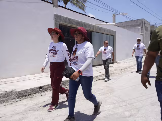 Jamile Moguel recorrió la colonia 20 de noviembre