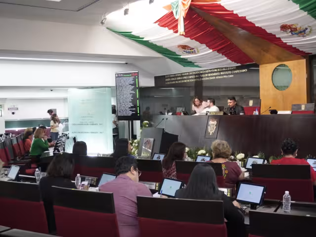 Legisladores del Congreso del Estado durante la votación de las reformas constitucionales.