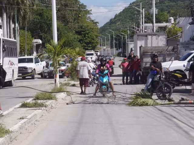 Más de 100 camaroneros y pescadores de ribera protestan contra Capitanía de Puerto en Lerma, Campeche