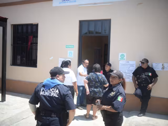 Elementos policiacos estuvieron presentes en varias casillas para cuidar la jornada electoral