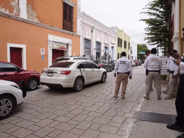 Un despliegue de policías en la zona Centro alarmó a vecinos por un auto sospechoso sin placas y con polarizado prohibido