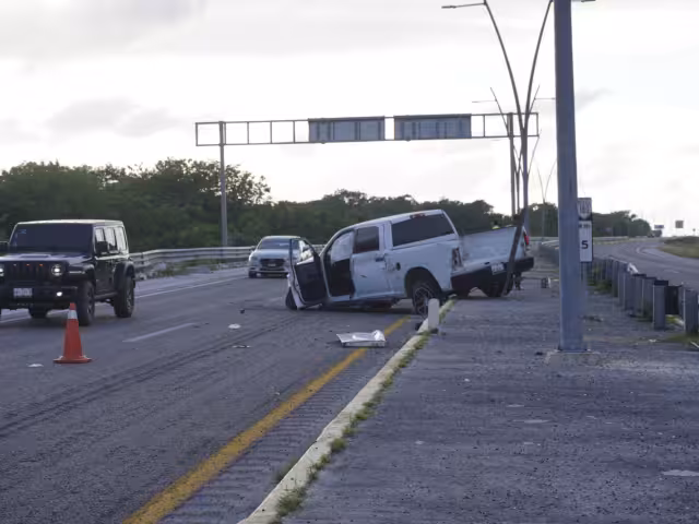 Un vehículo quedó como pérdida total y una persona resultó con heridas graves tras un accidente automovilístico