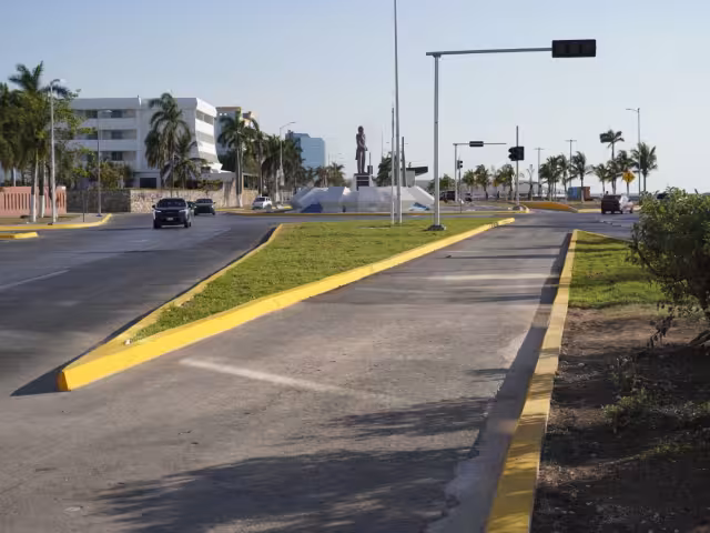 Delimitan espacios exclusivos para el Tren Ligero en el Malecón de Campeche