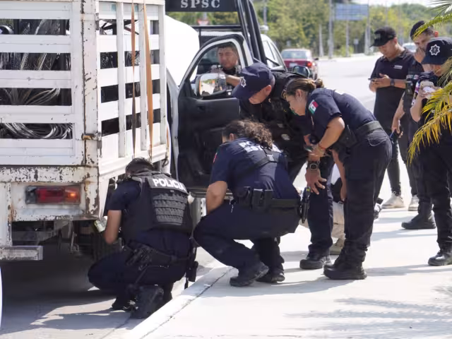 Retienen camioneta para revisión por posible robo; liberan tras verificar documentos