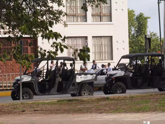 Los policías detuvieron el auto Nissan modelo Tsuru color plateado con placas de Quintana Roo