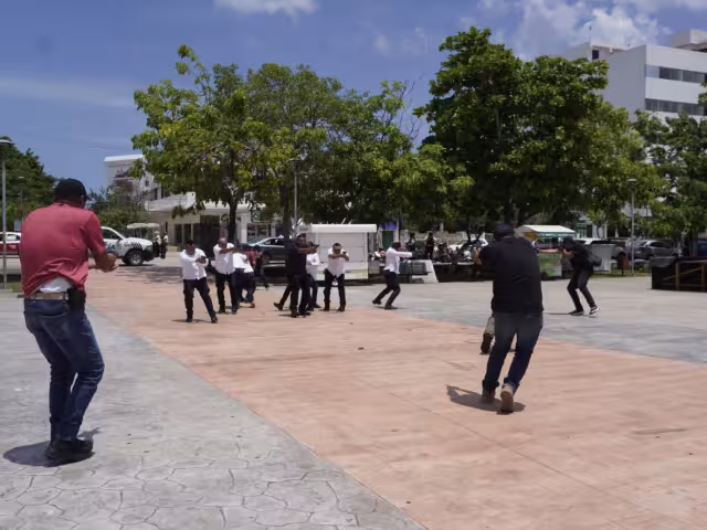Agentes estatales realizaron un simulacro de ataque armado en la Plaza de la República.