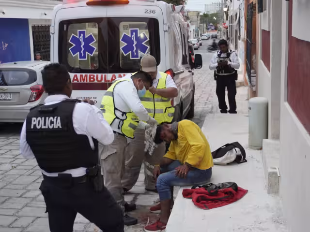 Los cuerpos de emergencia atendieron a los lesionados por la pelea.