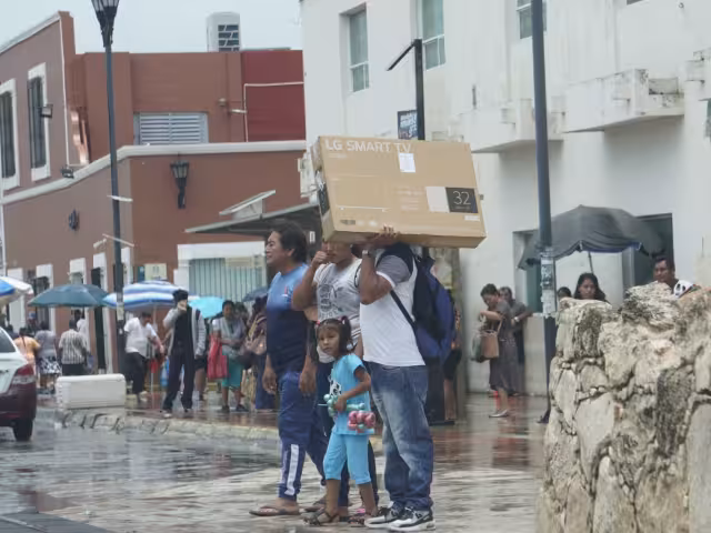 La celebración del Día del Padre generó actividad en comercios y cementerios, pero fue afectada por lluvias intensas