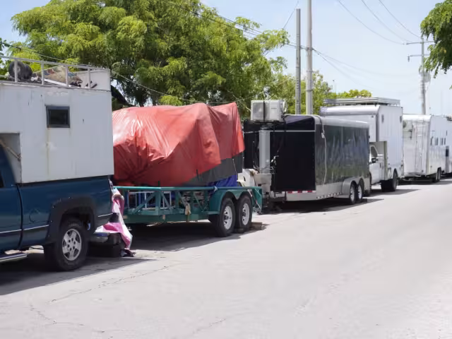 Los ferieros y "trasteros" han comenzado a llegar a Campeche con una semana de retraso para instalarse en el Barrio de San Román y el Foro Ah Kim Pech.