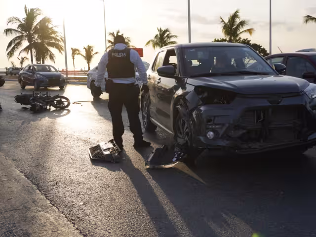 El conductor de la moto recibió heridas en la mano y pie