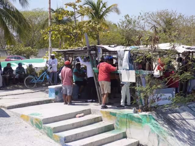 Operativos en el Malecón inquietan a pescadores; temen desalojo de sus casitas