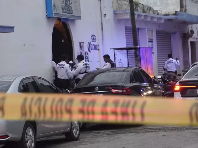 Dos mujeres fueron atacadas a balazos dentro del bar “La Oficina” en el centro de Campeche.