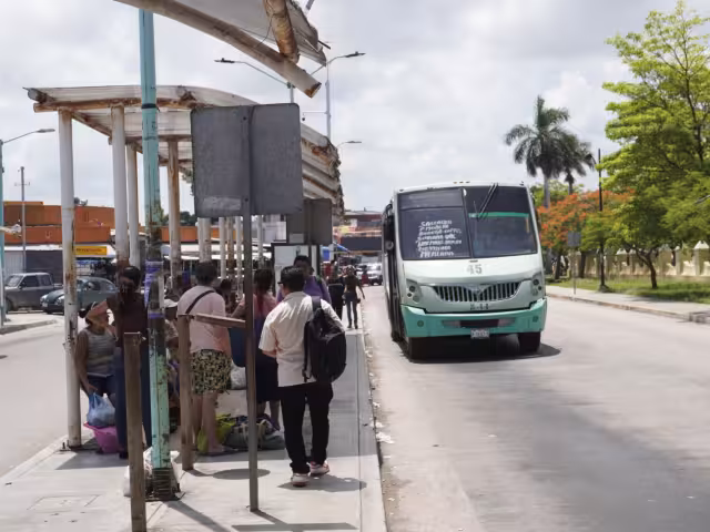 Servicio de transporte mantenido con menos unidades por el Huracán "Beryl".