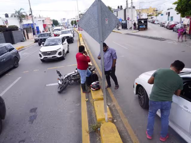 Un motociclista resultó herido tras ser embestido por un conductor distraído que no respetó el cambio de semáforo en la avenida Central.