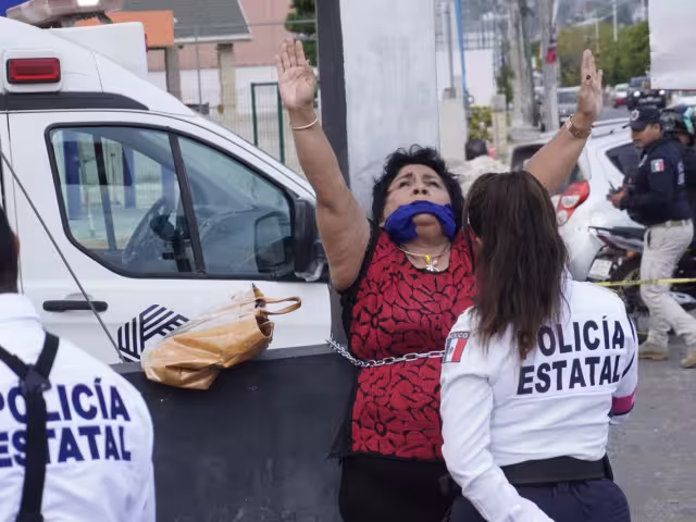 Se encadena y se amordaza: el drama de Sonia Cuevas por su expendio clausurado