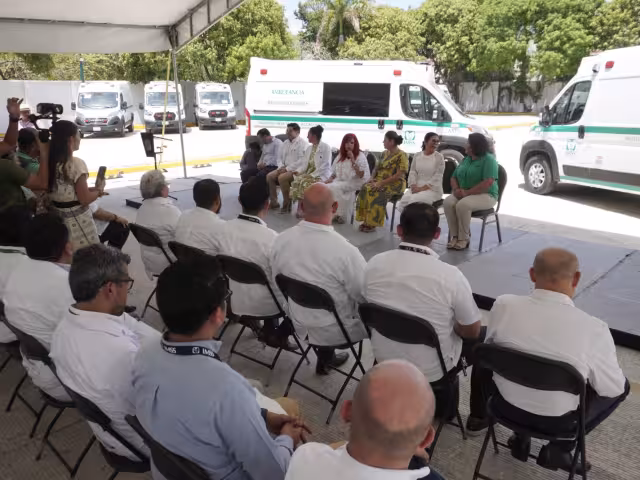 Campeche recibe ambulancias de última generación para mejorar servicios del IMSS