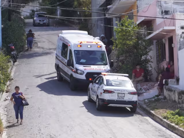 Pareja herida en accidente, mujer es llevada al hospital