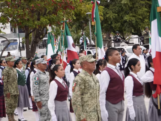 25 escoltas reciben lábaro patrio