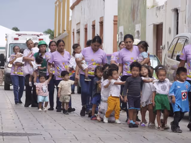 Niños menores de tres años participaron en el simulacro, junto con elementos de la Policía Estatal Preventiva, bomberos, docentes y la dirección de Proximidad y Protección Civil