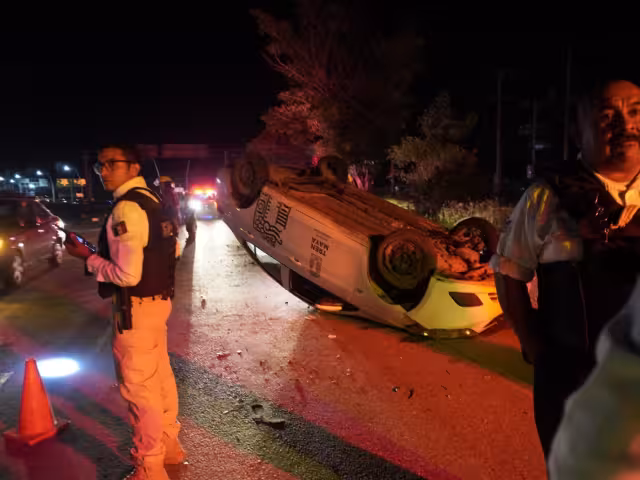 Un vehículo terminó en pérdida total tras una volcadura en la Avenida Héroe de Nacozari