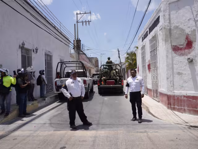 Agentes estatales y ministeriales los cuales recuperaron los “explosivos”