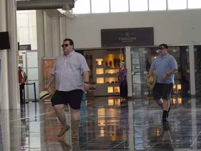 •  Turistas con sombrero y bermudas, reuniones familiares y la demanda por conocer puntos turísticos son comunes en la terminal aérea.