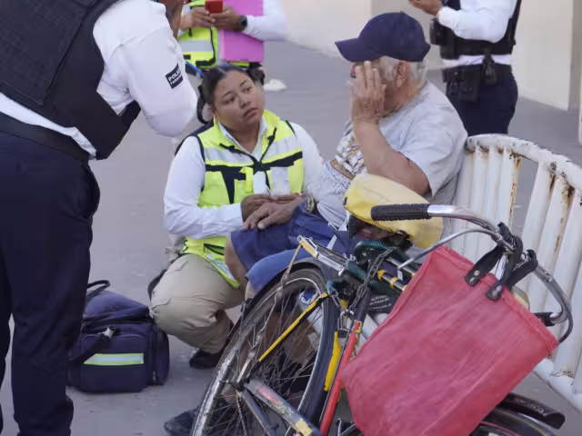 Anciano cae y sufre lesiones