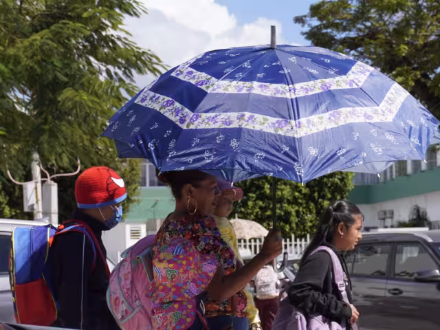 Las temperaturas calurosas y chubascos continuarán durante las próximas 48 horas