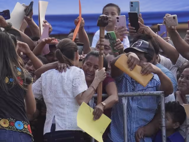 La Presidenta Claudia Sheinbaum recibió un pliego petitorio de campesinos campechanos.