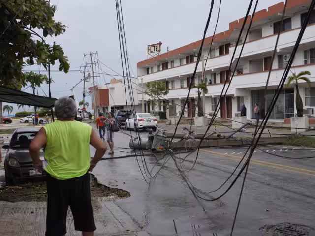 El incidente dejó un hombre lesionado, una mujer con crisis nerviosa y seis vehículos dañados.



