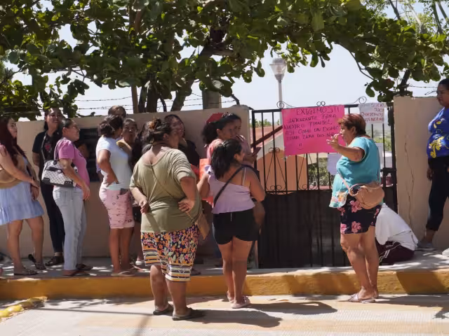 Dos planteles escolares quedaron sin concluir sus domos deportivos, afectando directamente a los estudiantes