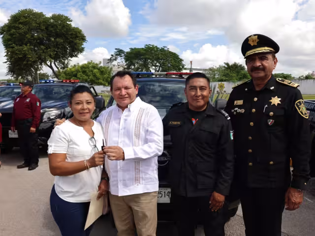 El Gobernador benefi ció con 38 patrullas y 10 motos a 37 municipios.