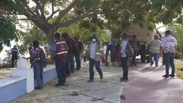 Profepa retira palapas en malecón por riesgo; pescadores temen robos a sus equipos