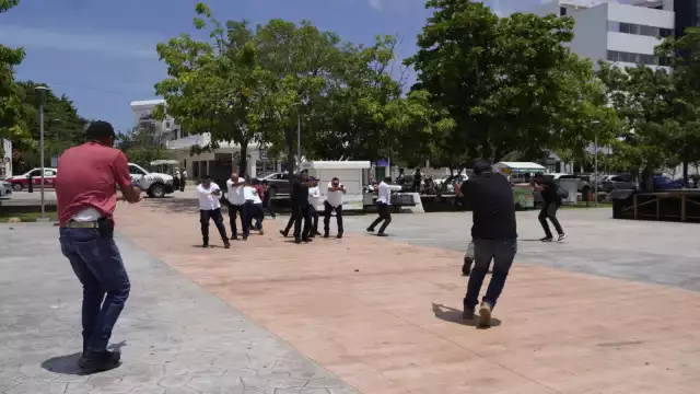Agentes estatales realizaron un simulacro de ataque armado en la Plaza de la República.