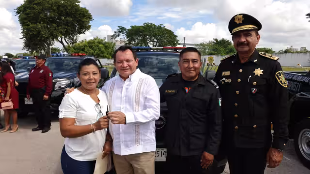 El Gobernador benefi ció con 38 patrullas y 10 motos a 37 municipios.