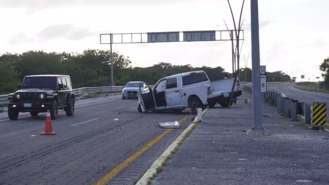 Un vehículo quedó como pérdida total y una persona resultó con heridas graves tras un accidente automovilístico