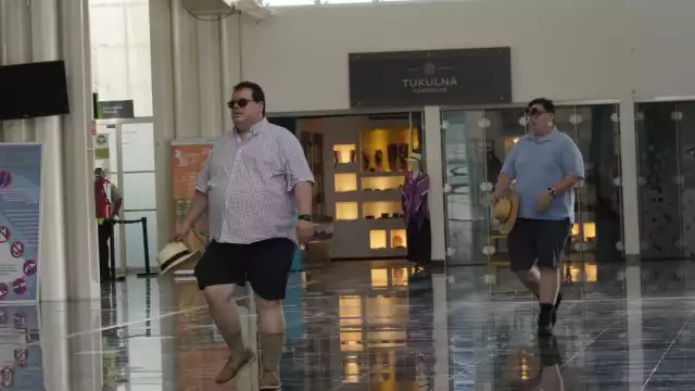 •  Turistas con sombrero y bermudas, reuniones familiares y la demanda por conocer puntos turísticos son comunes en la terminal aérea.