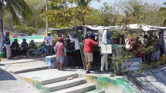Operativos en el Malecón inquietan a pescadores; temen desalojo de sus casitas