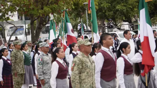 25 escoltas reciben lábaro patrio