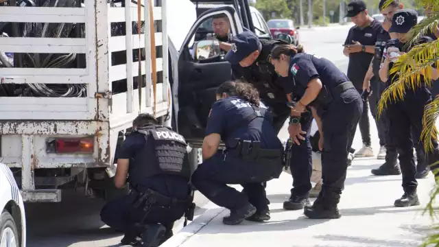 Retienen camioneta para revisión por posible robo; liberan tras verificar documentos