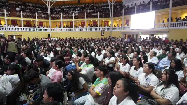 1,716 alumnos de nivel medio superior y superior recibieron computadoras para continuar sus estudios