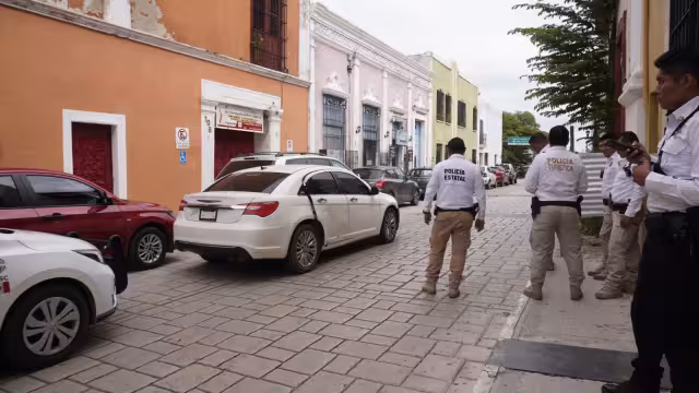 Un despliegue de policías en la zona Centro alarmó a vecinos por un auto sospechoso sin placas y con polarizado prohibido