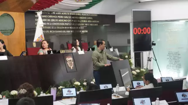 Según la bancada de MC actúa como apoderado legal y representante de la mandataria estatal.