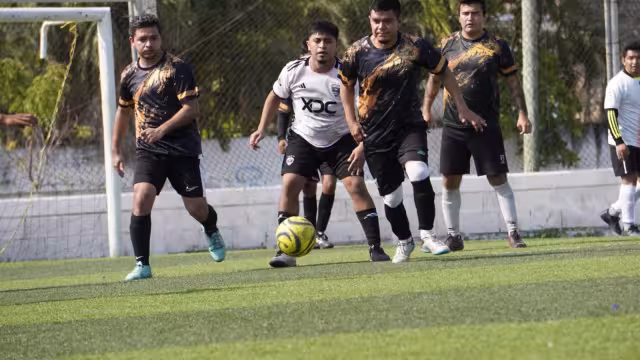 Campeones y líderes siguen en la pelea por la final en la Liga de Medios