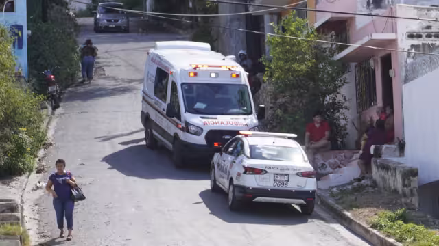 Pareja herida en accidente, mujer es llevada al hospital