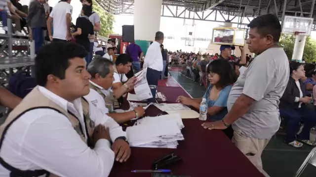 Entregan tarjetas del Bienestar a estudiantes de nivel medio superior